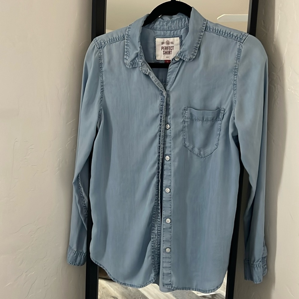 Chambray super soft button up shirt size medium SO brand